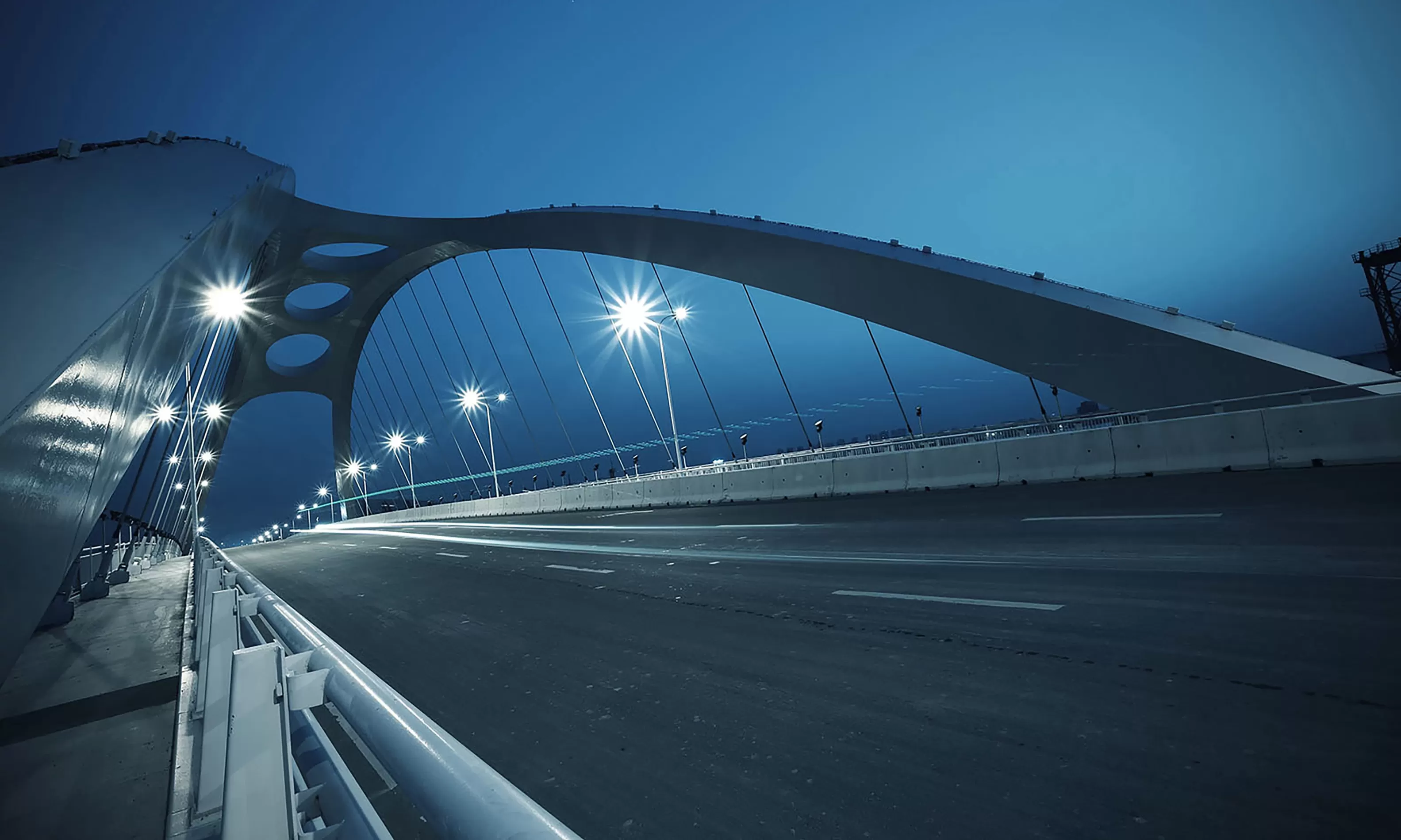 Questa immagine è posizionata nella home page del sito di Orbita Srl, azienda sul territorio italiano che produce additivi bitume, additivi pavimentazioni stradali, additivi pavimentazioni bituminose e raffigura un ponte con una strada asfaltata